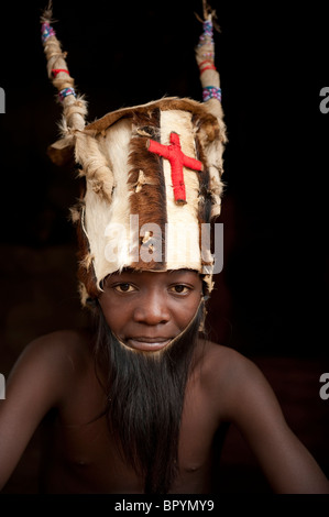 Phoka boy in rifugio ancestrale, Kandewe village, Rumphi regione, Malawi Foto Stock