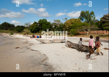 Piroga canoe sdraiato sulla spiaggia, Chintheche, Malawi Foto Stock