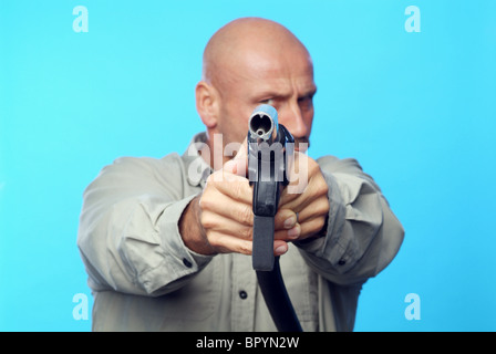 Uomo con un ugello di benzina come una pistola Foto Stock