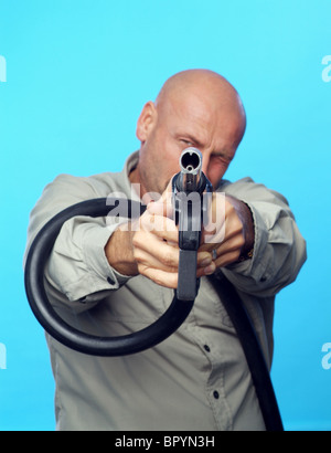 Uomo con un ugello di benzina come una pistola Foto Stock