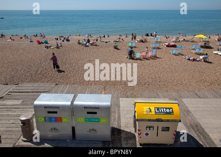 Inghilterra, East Sussex, Brighton vari rifiuti e cassonetti per il riciclaggio sul lungomare. Foto Stock