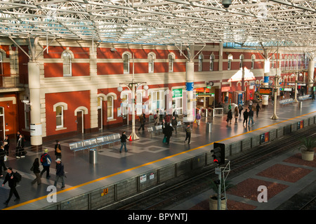 Pendolari presso la stazione ferroviaria principale a Perth in Australia Foto Stock