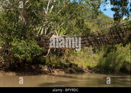 Cestello tradizionale ponte che attraversa il sud del fiume Rukuru, Kandewe village, Rumphi regione, Malawi Foto Stock
