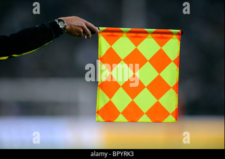 Bandiera dell'assistente arbitro mostra fuorigioco. Foto Stock