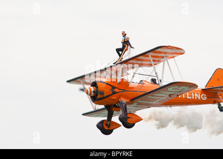 Uno dei Breitling Wingwalkers 1940 Boeing Stearman biplani airshow Airbourne, Eastbourne, East Sussex, Regno Unito Foto Stock