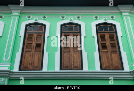 Windows sul Pinang Peranakan Mansion cinesi in Georgetown, Malaysia Foto Stock