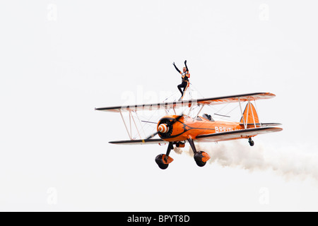 Uno dei Breitling Wingwalkers 1940 Boeing Stearman biplani airshow Airbourne, Eastbourne, East Sussex, Regno Unito Foto Stock