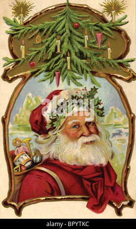 Vintage cartolina di Natale di Santa Claus che porta un sacco di giocattoli sotto un albero di Natale Foto Stock