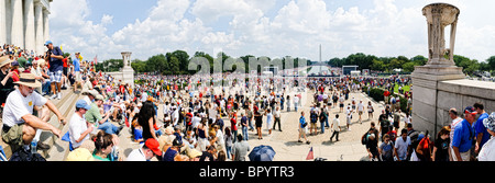 WASHINGTON DC, Stati Uniti - manifestazione conservatrice "Restore Honor" del commentatore televisivo Glenn Beck al Lincoln Memorial sul National Mall, tenutasi nel 47° anniversario del famoso discorso per i diritti civili del Dr. Martin Luther King "i Have a Dream" del 1963. Gli oratori del palco eretti sui gradini inferiori del Lincoln Memorial includevano lo stesso Beck insieme all'ex candidata alla vicepresidenza Sarah Palin. Foto Stock