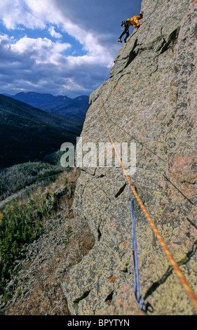 Un uomo rock si arrampica sul piombo in Adirondack State Park vicino a Lake Placid, NY. Foto Stock