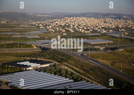 Fotografia aerea del villaggio arabo di Baqa el Gharbiya nel Sharon Foto Stock