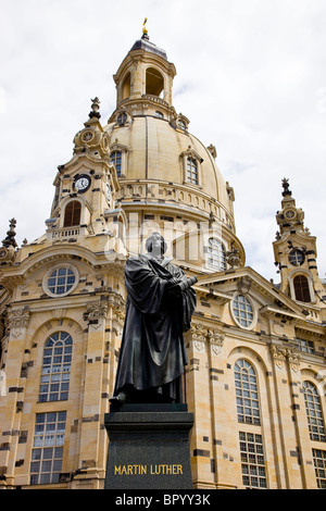 Fotografia della statua di Martin Lutero di fronte alla sua chiesa nella città di Dresda Foto Stock