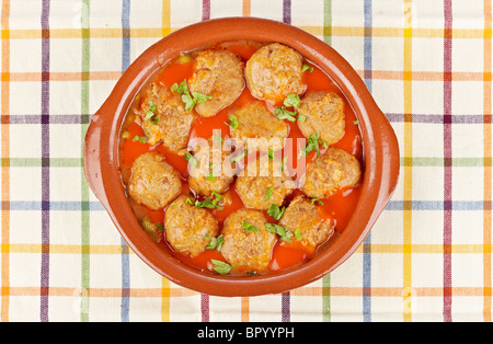 Fresche le polpette di carne in salsa di pomodoro con piselli sulla tovaglia Foto Stock