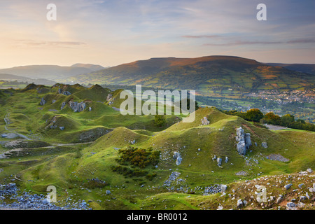 Llangattock scarpata con la Usk valle al di là Foto Stock