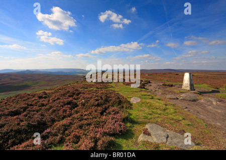 Alta Neb trig punto sul bordo Stanage sul Yorkshire Derbyshire frontiera, Parco Nazionale di Peak District, Inghilterra, Regno Unito. Foto Stock