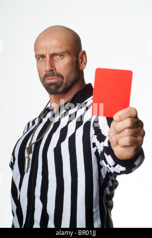 Arbitro dando una scheda rossa Foto Stock