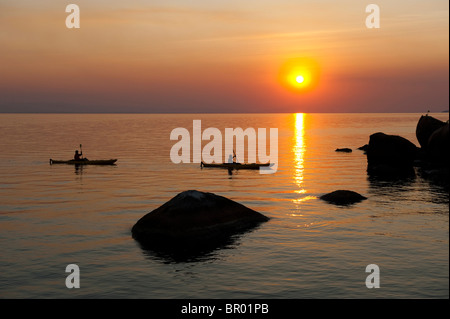 Kayak a Mumbo island al tramonto, il Parco Nazionale del Lago Malawi Malawi Foto Stock