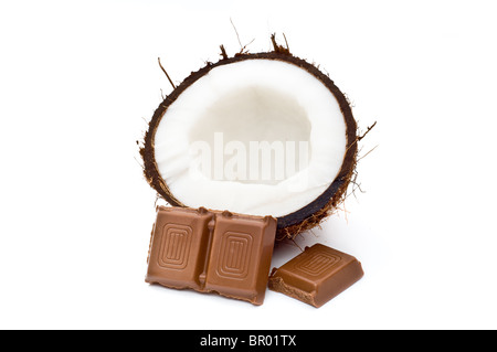 Dimezzato il cocco con blocchi di cioccolato isolato su bianco Foto Stock
