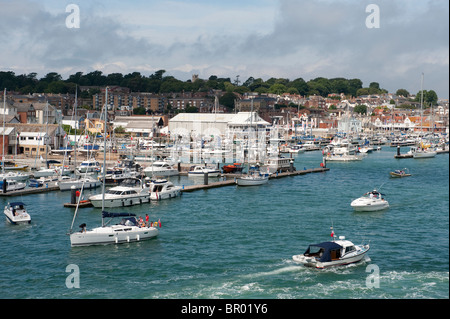 Barche e il lungomare a Cowes sull'Isola di Wight in Inghilterra Foto Stock