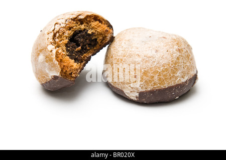 Due miele biscotti con un morso isolato su bianco Foto Stock