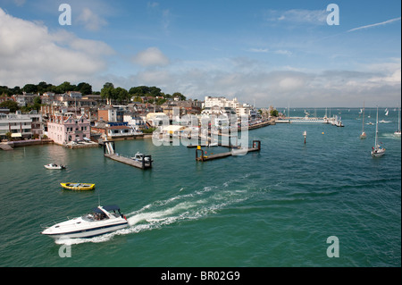 Sport cruiser barca passando Cowes sull'Isola di Wight. Foto Stock