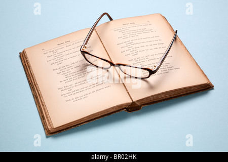 Prenota con gli occhiali Foto Stock