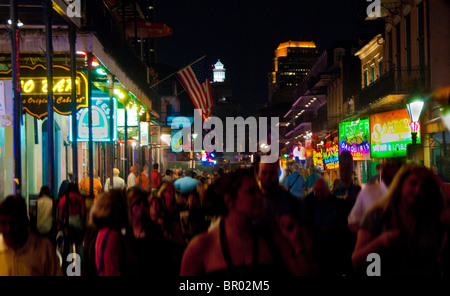 La Folla di notte su Bourbon Street nel Quartiere Francese, New Orleans, Louisiana, Stati Uniti d'America Foto Stock