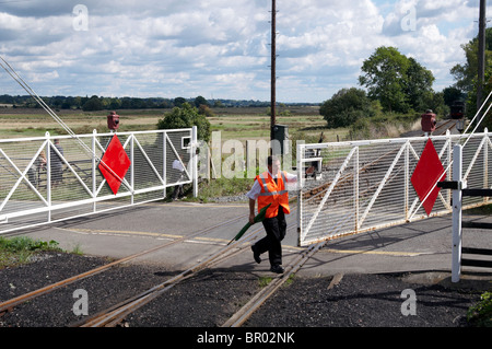 Presidiati passaggio a livello Bodiam stazione sul Kent & East Sussex Railway con moderne la segnaletica di sicurezza e dei sistemi in uso. Foto Stock