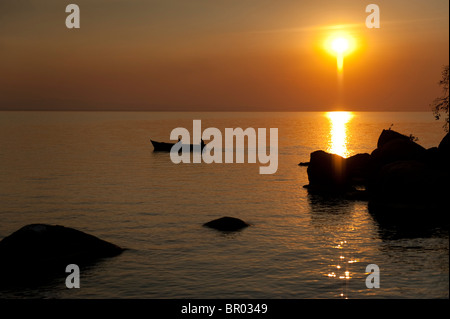 Kayak a Mumbo island al tramonto, il Parco Nazionale del Lago Malawi Malawi Foto Stock