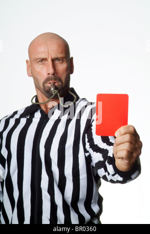 Un arbitro di calcio che mostra un cartellino rosso Foto Stock