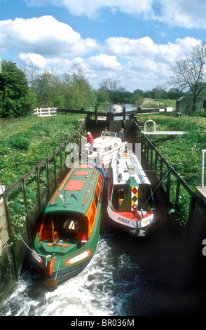 Garston turf blocco unilaterale sul Kennet and Avon Canal a Theale in Berkshire England Regno Unito Foto Stock