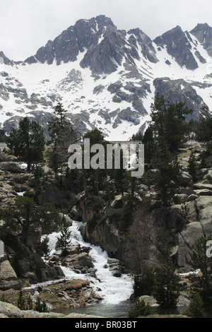 Classic cirque diga alpina a Estany Tort de Peguera 2318m vicino Refugi JM Blanc in Sant Maurici Parco Nazionale Pirenei Spagna Foto Stock