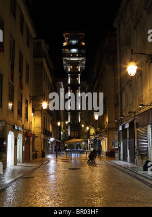 L'Elevador de Santa Justa (Elevador de Santa Justa) a notte. Lisbona, Portogallo Foto Stock