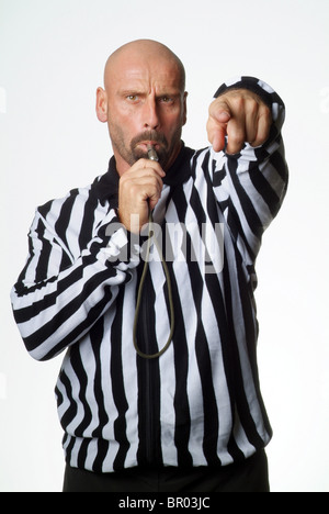 Un arbitro di calcio che danno le istruzioni Foto Stock