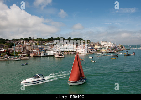 Sport cruiser imbarcazioni e yacht passando Cowes sull'Isola di Wight. Foto Stock