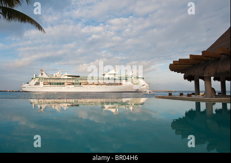 Messico, Cozumel. Piscina e nave da crociera Grand Park Royal Hotel, San Miguel, Isla Cozumel, Cozumel Island. Foto Stock