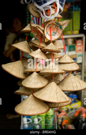 Il Vietnam, Da Nang. Antica capitale imperiale di Hue. Vietnamita tipica forma conica cappelli. Foto Stock