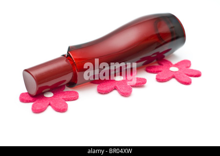 Rosso bottiglia di profumo con tre fatto a mano fiori Foto Stock