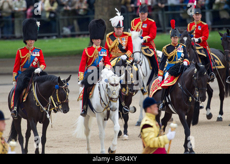 Tre Royal colonnelli seguendo la Regina durante l' ispezione della linea'. "Trooping il colore' 2010 Foto Stock