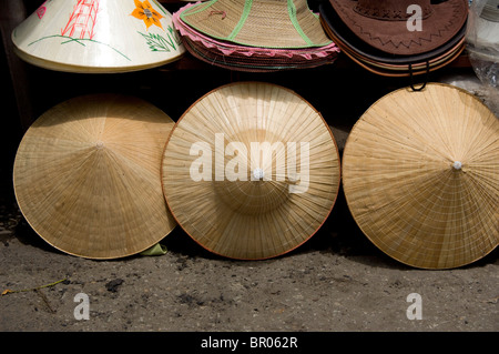 Il Vietnam, Da Nang. Antica capitale imperiale di Hue. Vietnamita tipica forma conica cappelli. Foto Stock