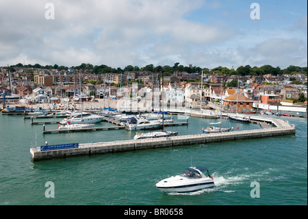 Barche e il lungomare a Cowes sull'Isola di Wight in Inghilterra Foto Stock