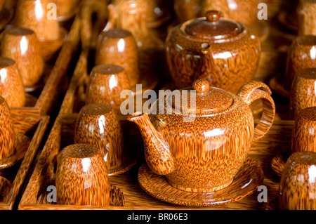 Il Vietnam, Ho Chi Minh City . Thoi figlio isola situata lungo il fiume Mekong Delta, il legno di noce di cocco set da tè articoli di artigianato. Foto Stock