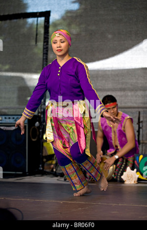 Un membro della danza Filippina Gruppo Kayumanggi Lahing a Tunbridge Wells Mela Foto Stock