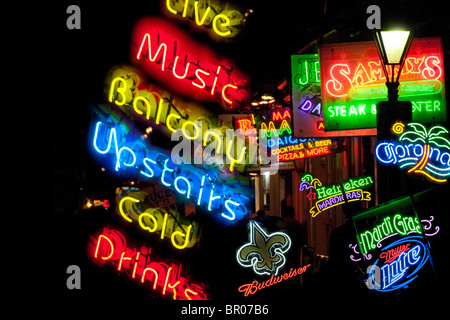 Insegne al neon su Bourbon Street nel Quartiere Francese, New Orleans, Louisiana, Stati Uniti d'America Foto Stock