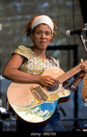 La cantante jazz Carmen Souza performanti a Tunbridge Wells Mela Foto Stock