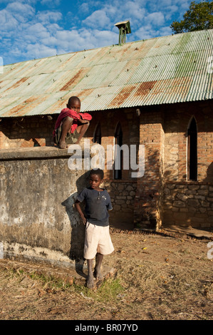 I bambini presso la pietra chiesa della missione presso il sito del XIX secolo mercato di schiavi, Nkhotakota, Malawi Foto Stock