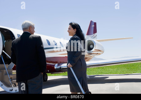 La gente di affari di imbarco jet privato Foto Stock