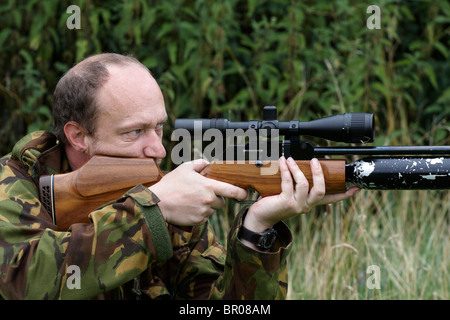 Uomo di tiro fucile aria Foto Stock