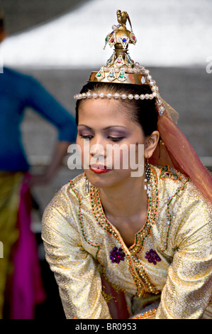 Un membro della danza Filippina Gruppo Kayumanggi Lahing a Tunbridge Wells Mela Foto Stock