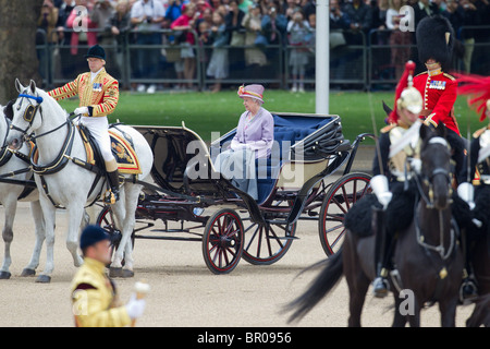 La regina di ispezionare la linea. "Trooping il colore' 2010 Foto Stock